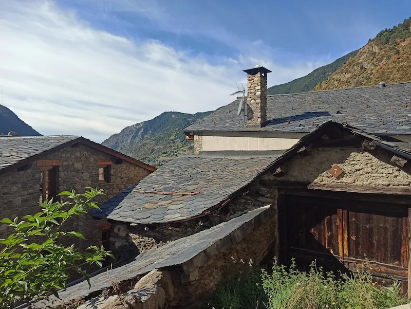 Bordes tradicionals de pedra i llosa d'Andorra