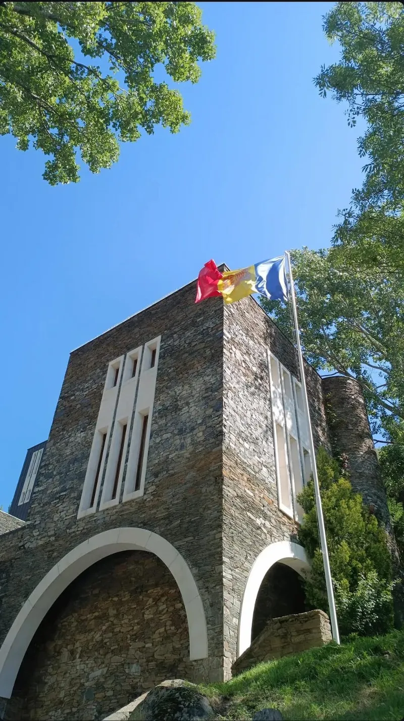 Santuari de Meritxell amb les banderes d'Andorra, entorn de les segones residències de Gesico Confort